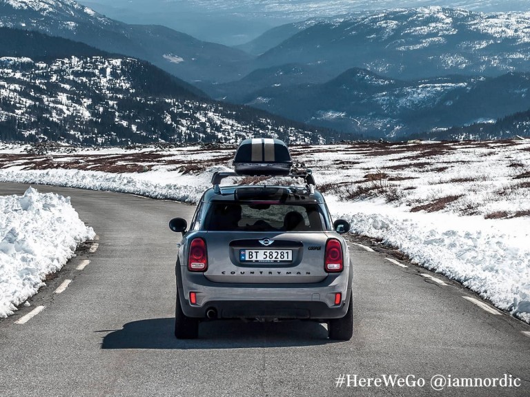 MINI Countryman na ulici u snežnim planinama