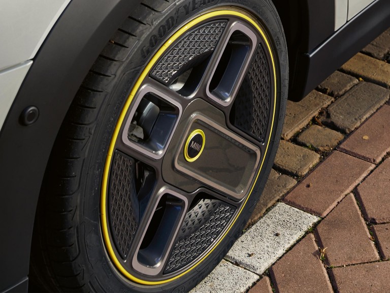 MINI 3 vrataCooper SE – 17-inčne felne – power spoke dizajn