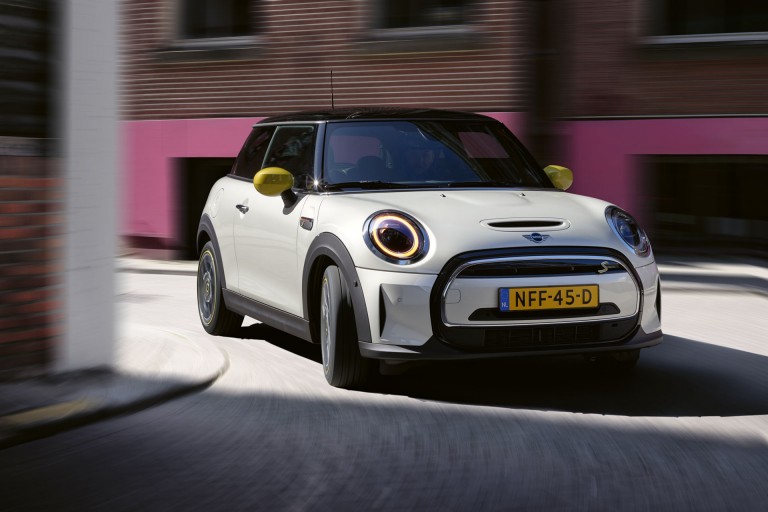 MINI 3 vrata Cooper SE – akseseari – utičnica za punjenje