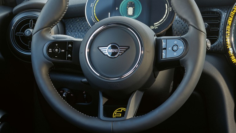 MINI Cooper SE sa 3-vrata – volan – nappa koža