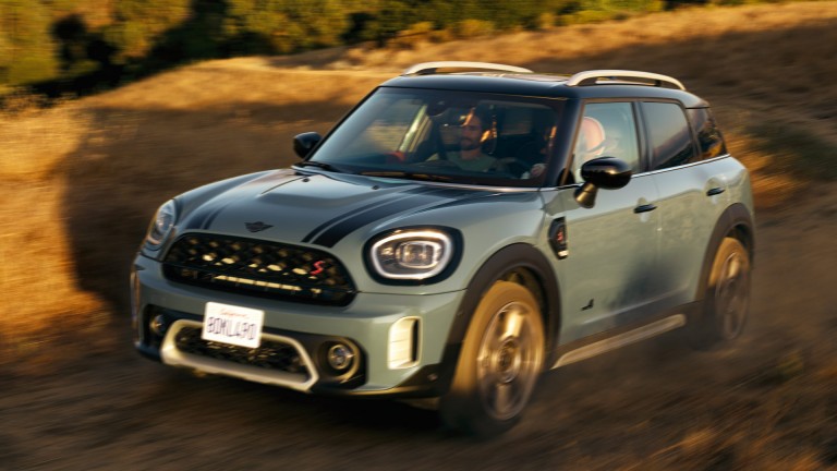 MINI Countryman – pogled sa strane na crni i zeleni model – poređenje modela 