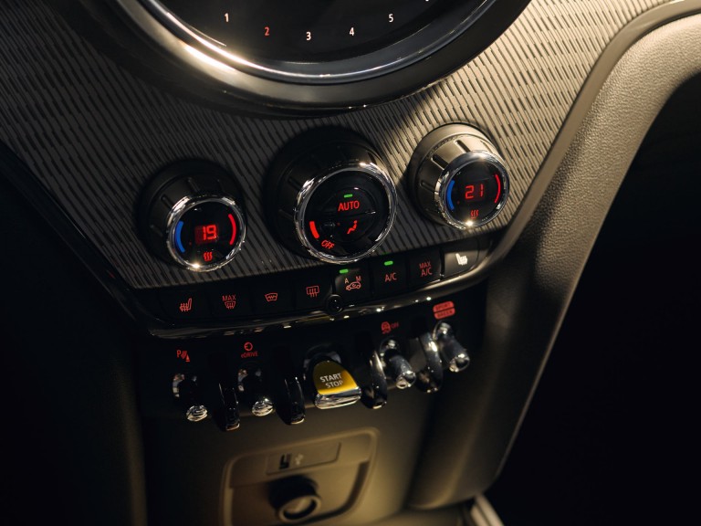MINI PHEV – enterijer – žuti akcentni detalji