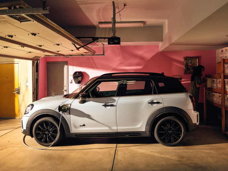 MINI Cooper Countryman SE – piknik klupa – sto na izvlačenje