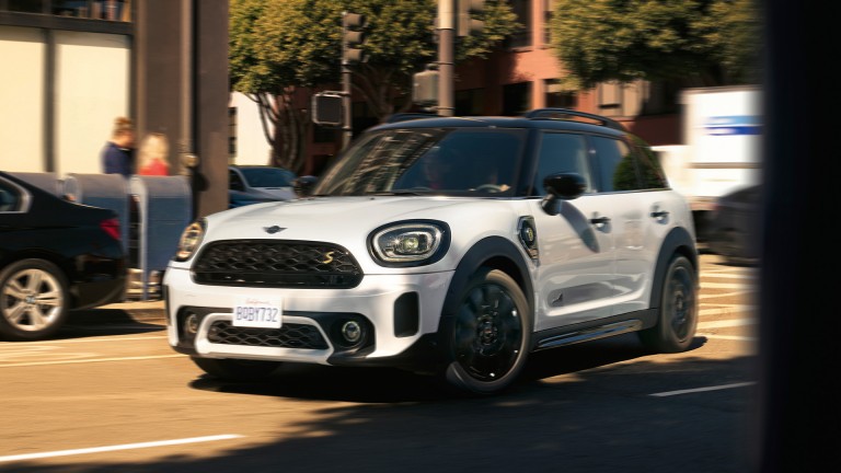MINI Cooper SE Countryman All4 – pogled spreda, crno-siva verzija – poređenje modela 