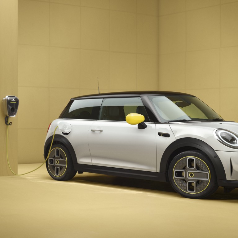 MINI 3 vrata Cooper SE – električni MINI – bočni izgled, srebrni
