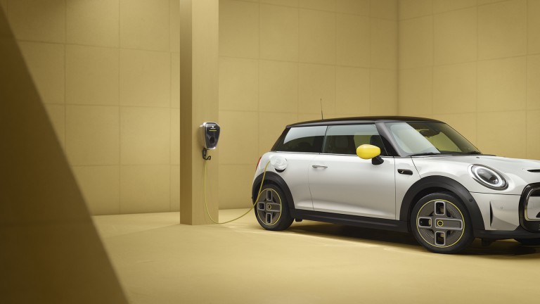 MINI 3 vrata Cooper SE – električni MINI – bočni izgled, srebrni