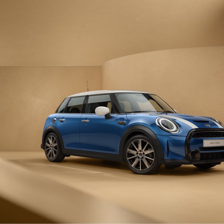 MINI  Hatch sa 5-vrata – izgled prednje strane – plavi i beli