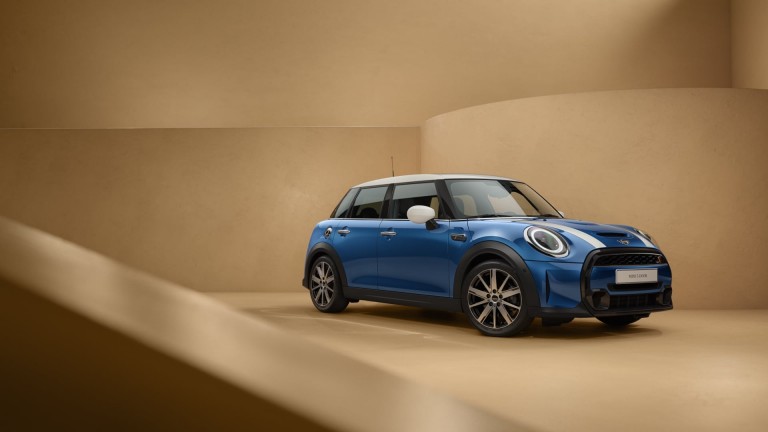 MINI  Hatch sa 5-vrata – izgled prednje strane – plavi i beli