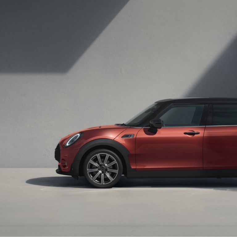 MINI Clubman – bočno – crveni i crni
