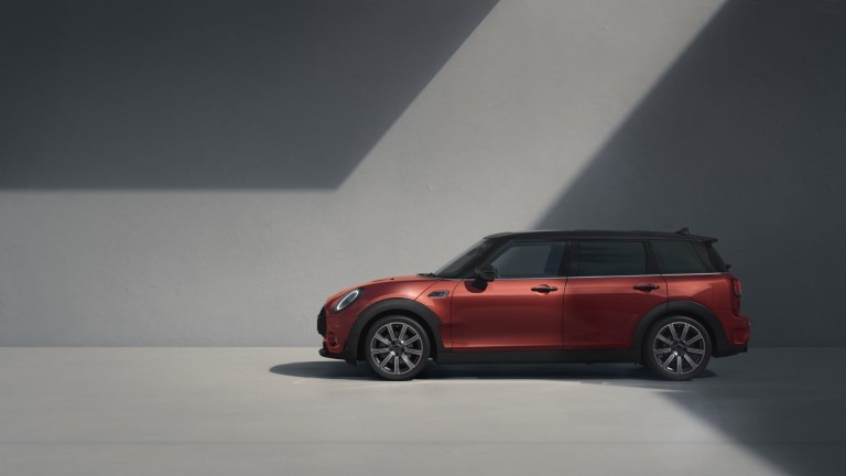 MINI Clubman – bočno – crveni i crni