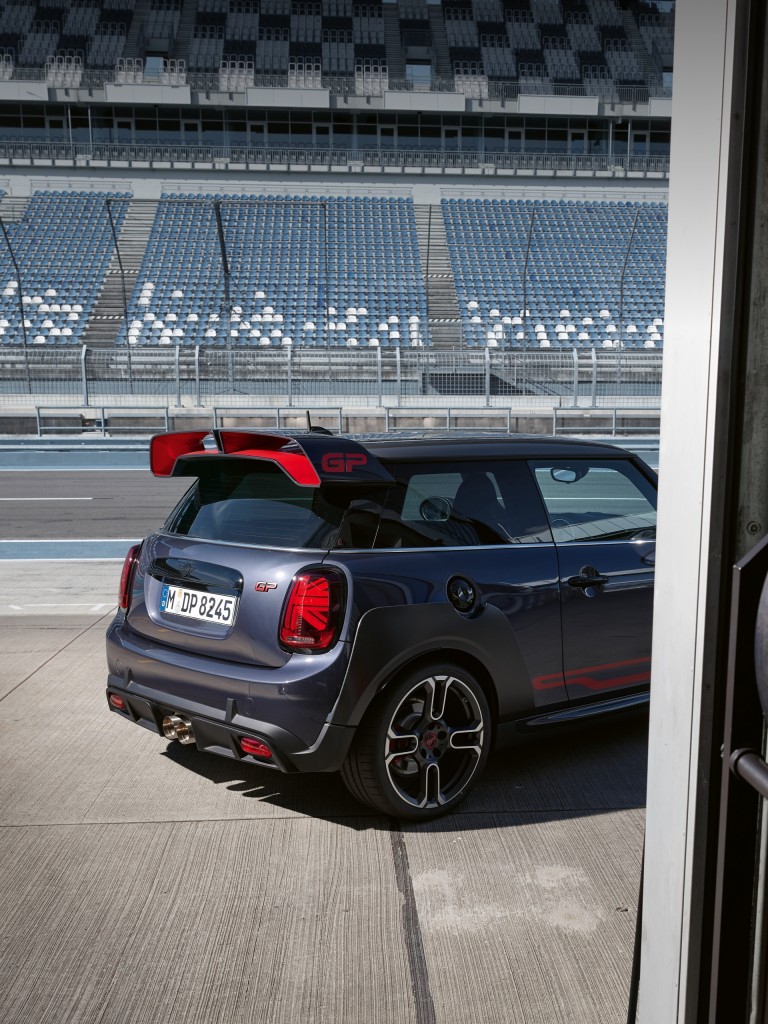 MINI John Cooper Works GP – sivi i crveni – pogled sa strane