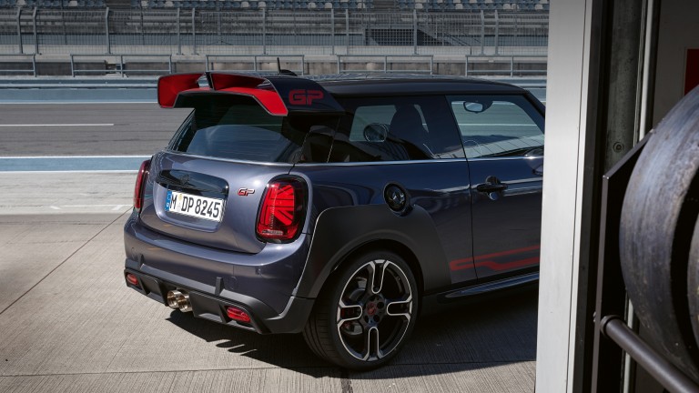 MINI John Cooper Works GP – sivi i crveni – pogled sa strane