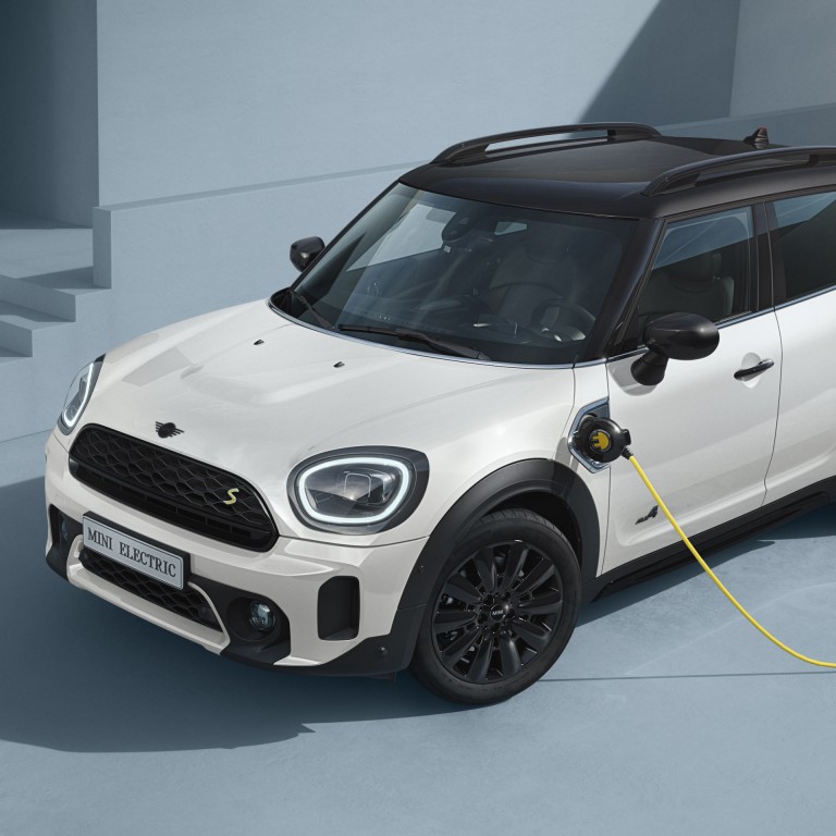 MINI Countryman hibrid – sa strane – srebrni i žuti 