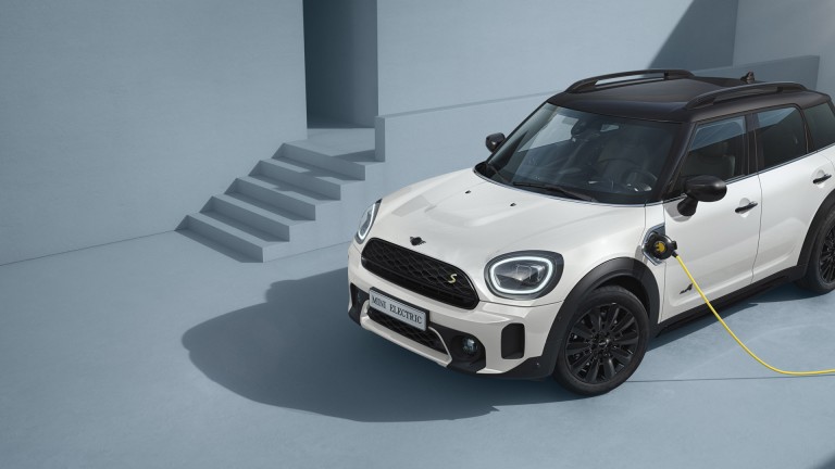 MINI Countryman hibrid – sa strane – srebrni i žuti 